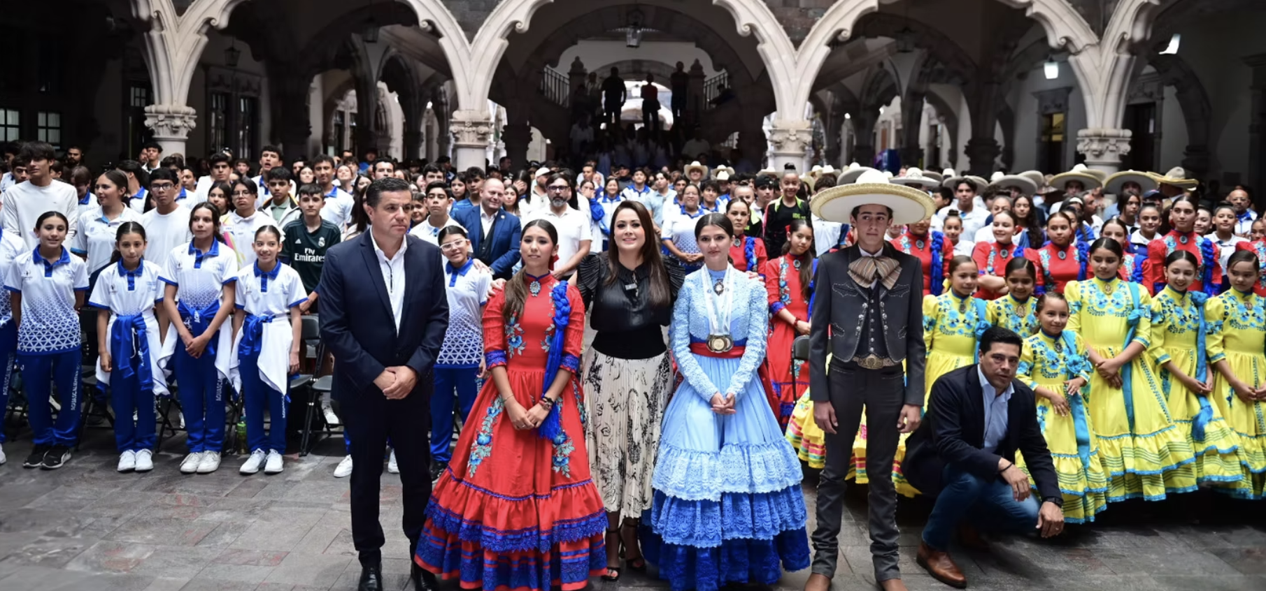 ABANDERA TERE JIMÉNEZ A ATLETAS QUE REPRESENTARÁN A AGUASCALIENTES EN LA OLIMPIADA NACIONAL 2025